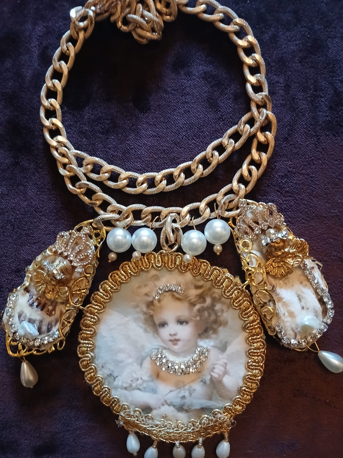 Wonderful necklace with oysters and cherub